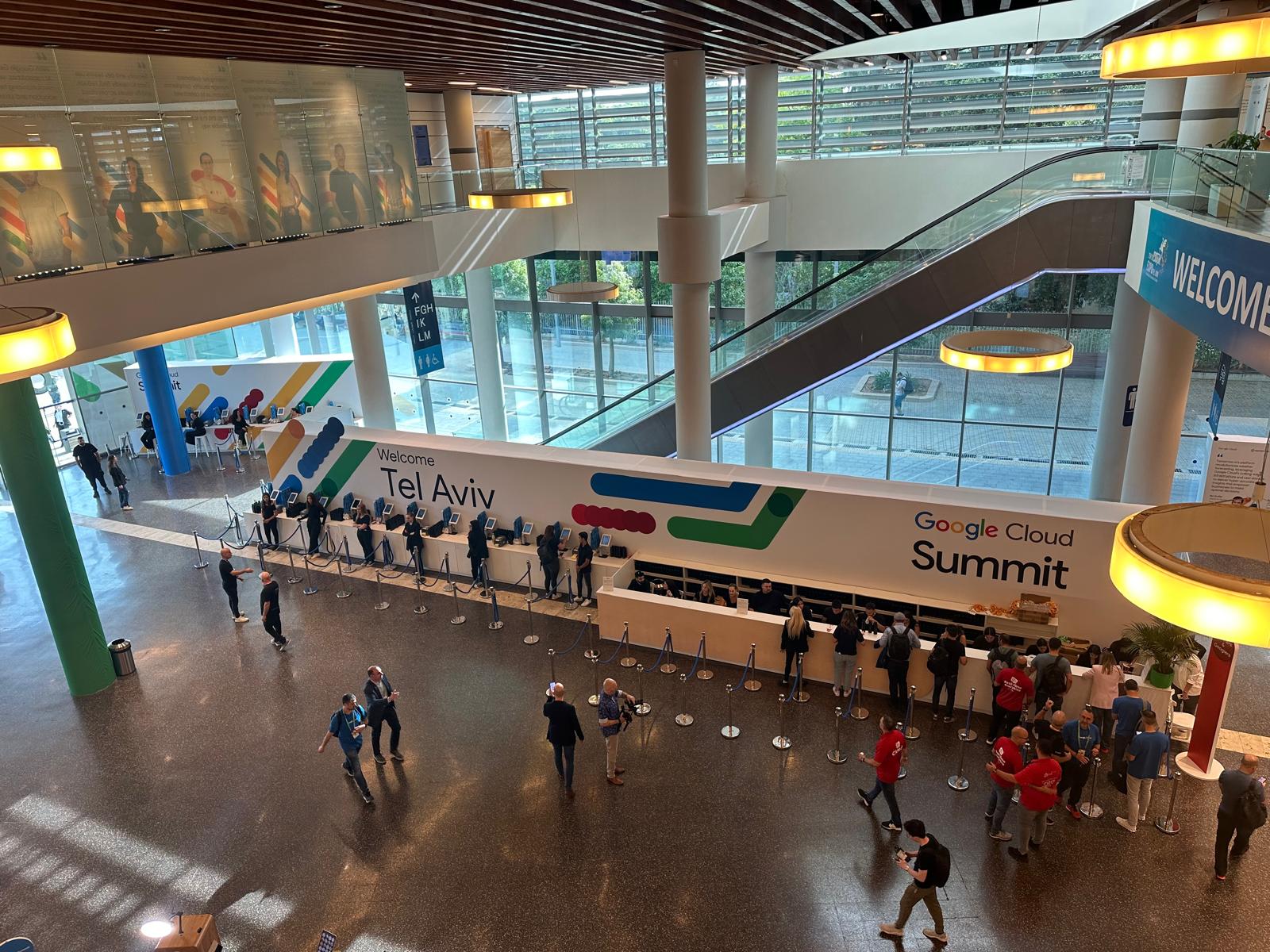 עמדות רישום ממוחשב של MYNET בכנס Google Cloud Summit — מסכי מגע, סורקי ברקוד ומדפסות תגי שם